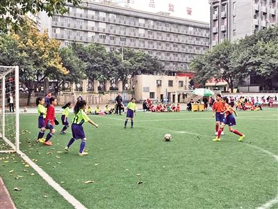 渝中区举行小学生校园足球联赛