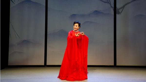 京剧表演艺术家魏海敏以《在梅边·九歌》纪念