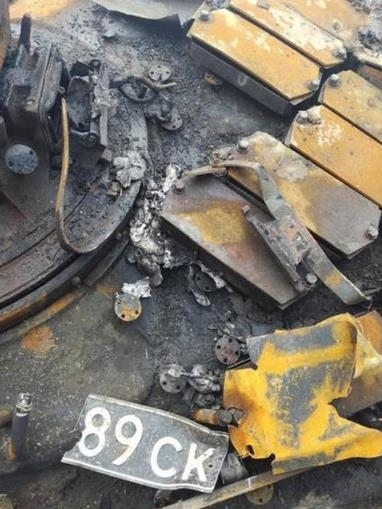 坦克撞上高压电塔 触电殉爆内部炸得乱七八糟