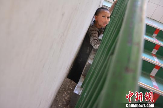 学生被卡校楼梯间 消防官兵紧急到场救援成功将其救出