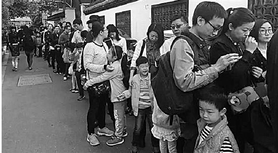 杭州民办小学现场招生太火爆 有学校录取比例