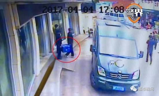 运钞车押运途中133万现金变白纸 女子上演偷天