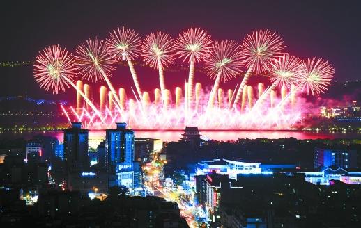 橘子洲上烟花秀__中国青年网