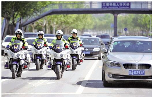 交警铁骑巡查值守