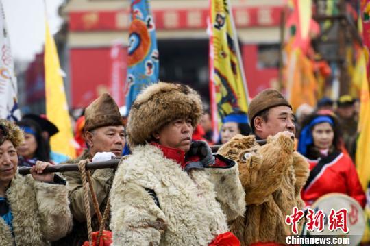 图为开江节现场,身着中国东北传统渔猎服装的渔把头. 王舒 摄