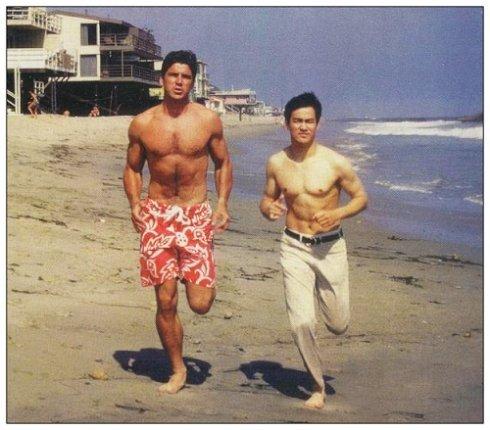 李小龙海边嬉戏旧照,怎一个帅字了得