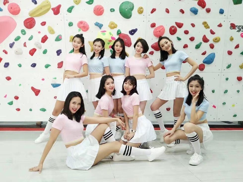 95后空姐变身篮球啦啦宝贝 轻松秀一字马