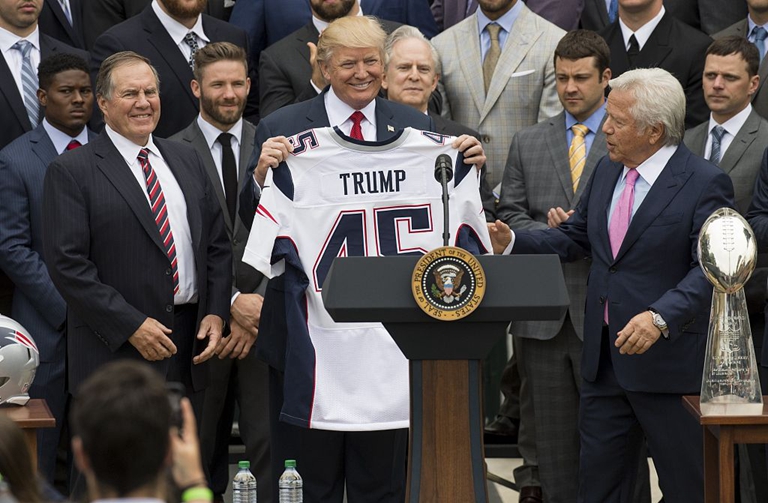 特朗普于白宫会见超级碗冠军队 获赠球衣