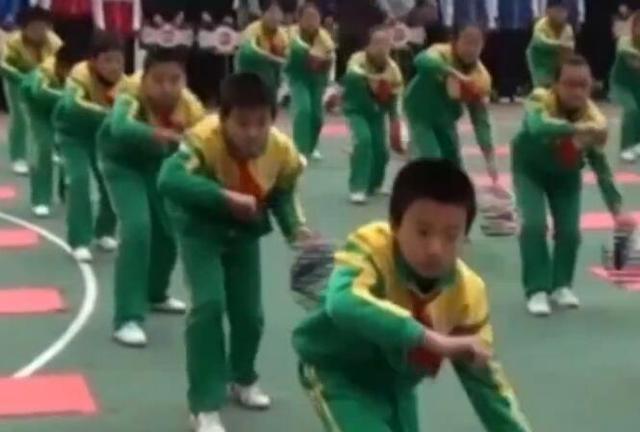小学生篮球操惊艳 网友直呼祖国的花朵太强大