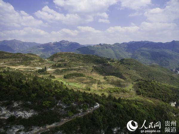 图为航拍团结村草王坝村民组的陡峭地形.涂敏 摄