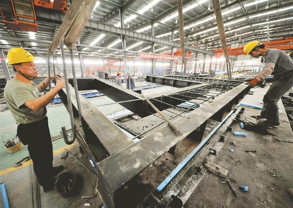 产业一线｜车间里的机器人“同事”让汽车下线速度快了一倍