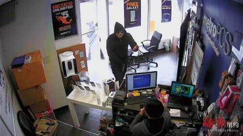 纽约华人手机店遭持枪抢劫 警方公布信息缉拿