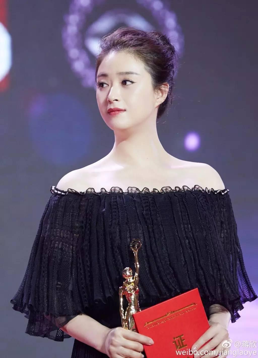 蒋欣戚薇林心如隔空撞衫,胸大最可怕?