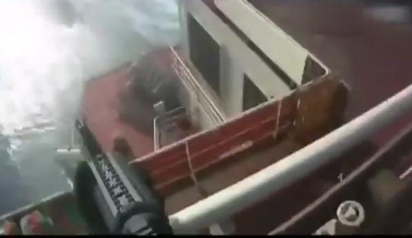 货轮保镖扫射海盗 货轮保镖扫射海盗