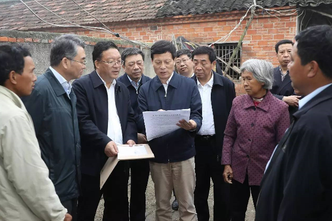 4月25日,谢伏瞻在南阳市桐柏县月河镇罗堂村走访贫困户