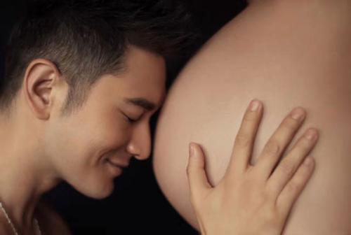 >> 正文   4月26日,黄晓明在网上晒出baby怀孕时期的照片,并配文称:"