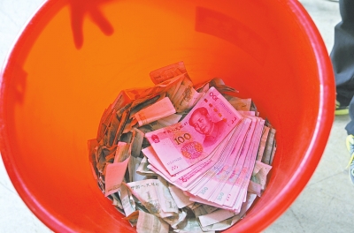 投币几千元在新乡乘公交 哥们儿你这是咋了?