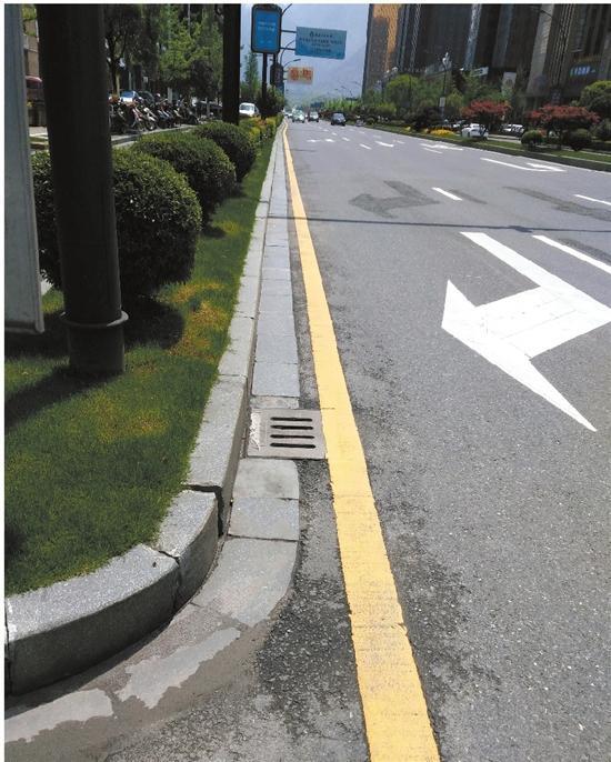 道路上的黄色禁停标线