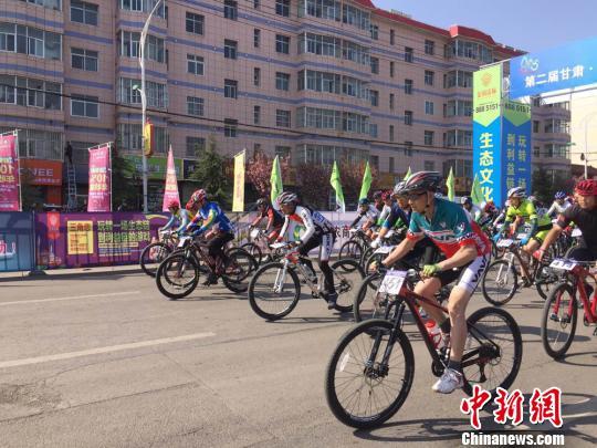甘肃华亭办文化旅游节 400余名骑手穿越关山风