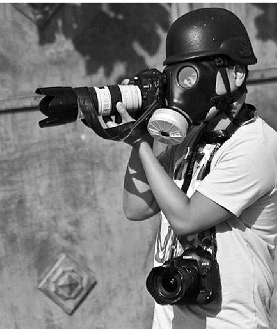 记者谈战地生活 戴防毒面具进行采访拍摄