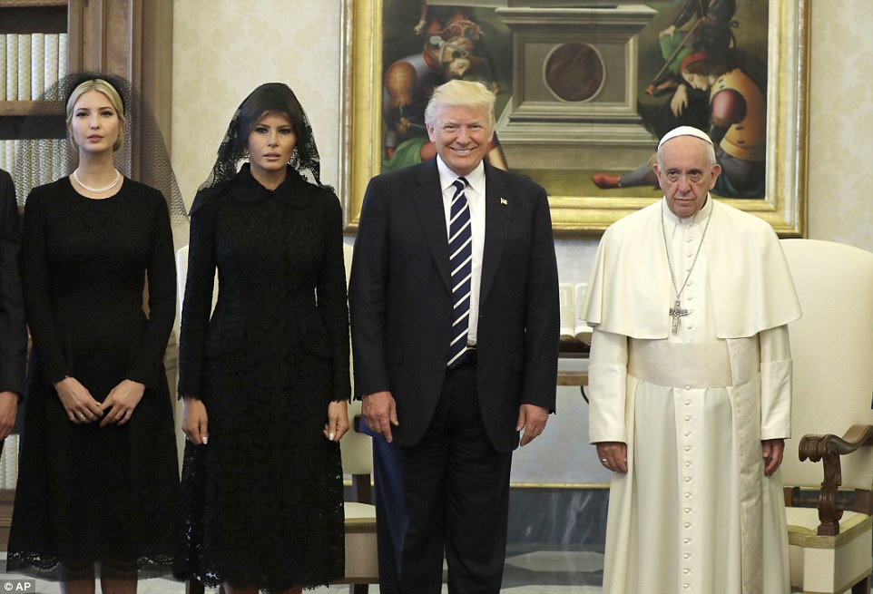 特朗普妻女会见教皇 穿黑色长裙戴头纱bsport体育(图1)