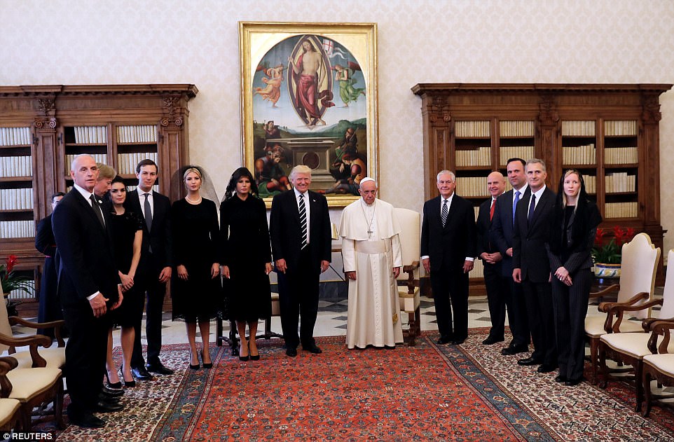 特朗普妻女会见教皇 穿黑色长裙戴头纱bsport体育(图2)