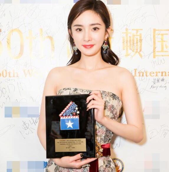 杨幂首获国际影后 花裙典雅红唇娇媚(图)[1]