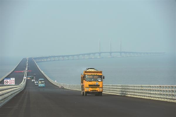 港珠澳大桥 海底隧道对接完成