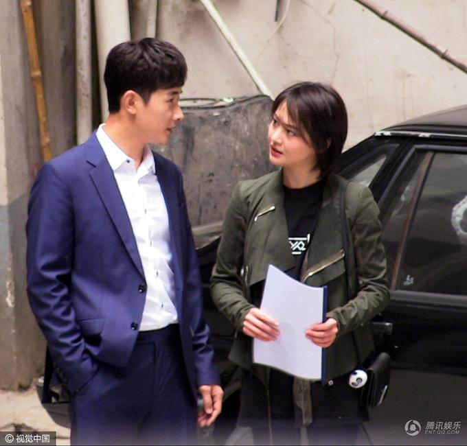 郑爽拍新戏脸变圆润获罗晋贴身开车门CP感满