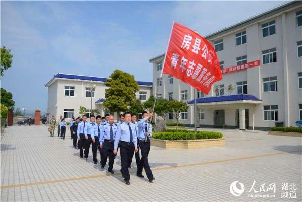 3日下午,湖北省十堰市房县公安局组织青年民警,消防官兵共20余人,组成