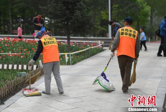 长春环卫工人当"流动标语"倡导环保(图)__中国青年网