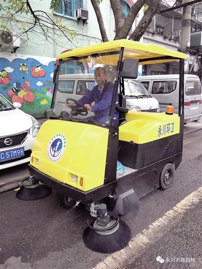 小型电动扫地车现身街头开展主干道常态化机扫道路