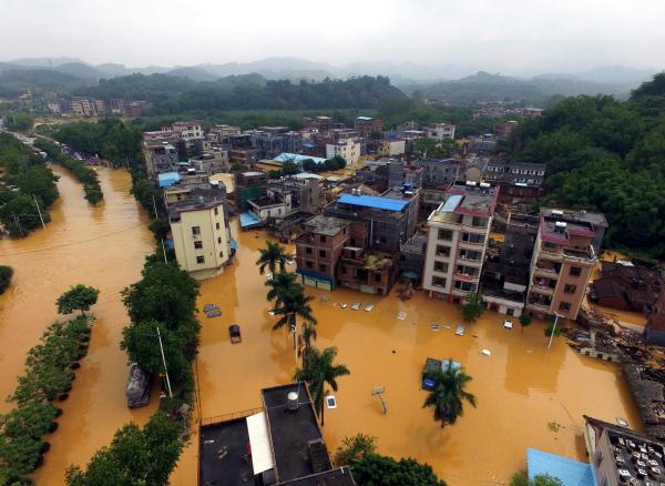 广州暴雨刷雨量纪录 倒塌房屋172间转移6925