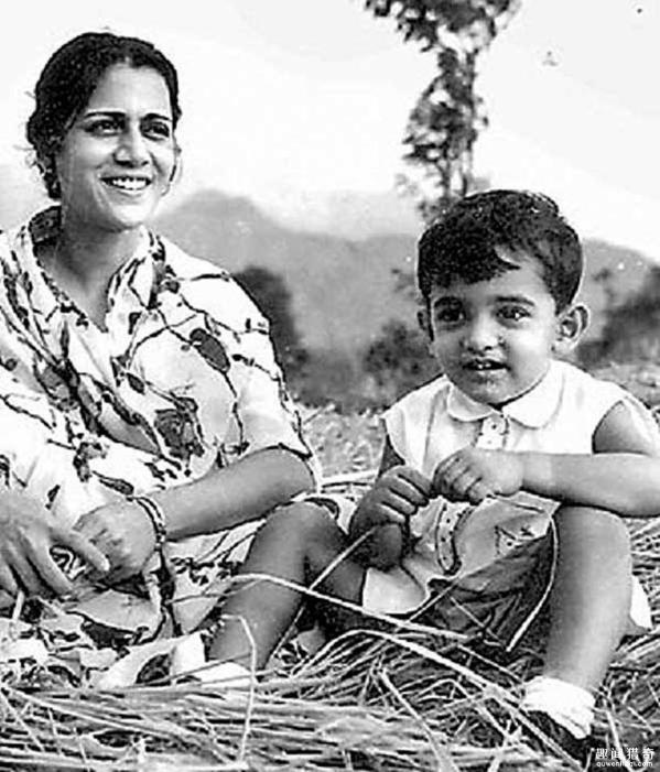 童年的阿米尔·汗和他的母亲zeenat hussain./dna india