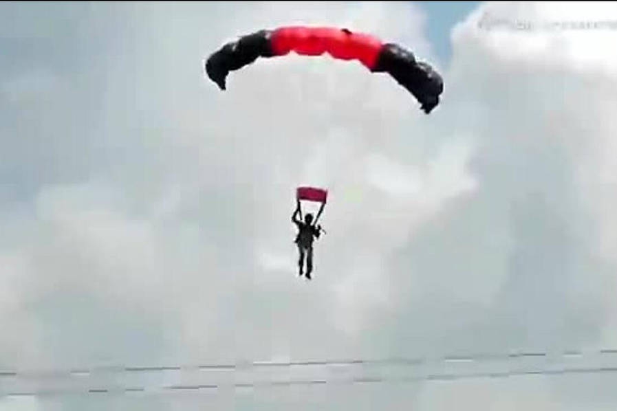 Ů����ɡײ�ϸ�ѹ��