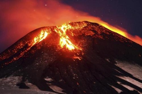 俄堪察加火山喷发 蒸汽和火山灰对航空造成威胁__中国