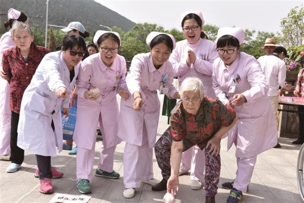弘扬 南丁格尔 精神 把病人利益放在第一位