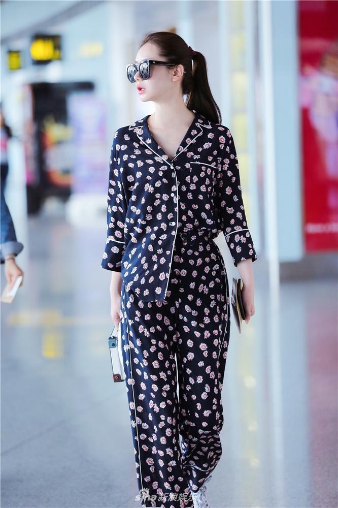 戚薇穿睡衣现身 吃吃喝喝超随性戚哥你就不怕胖吗?