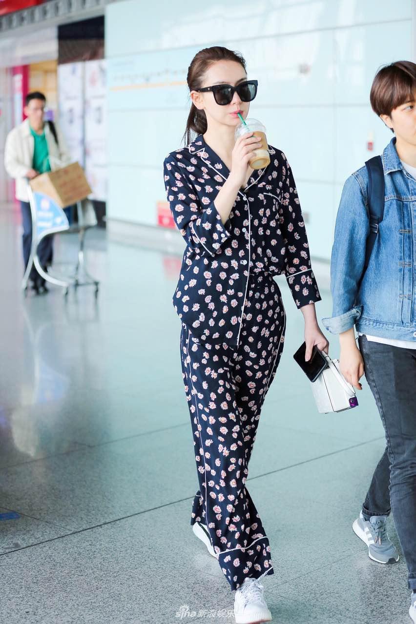 戚薇穿睡衣现身：机场慵懒风引领新时尚 女明星们都怎么了？
