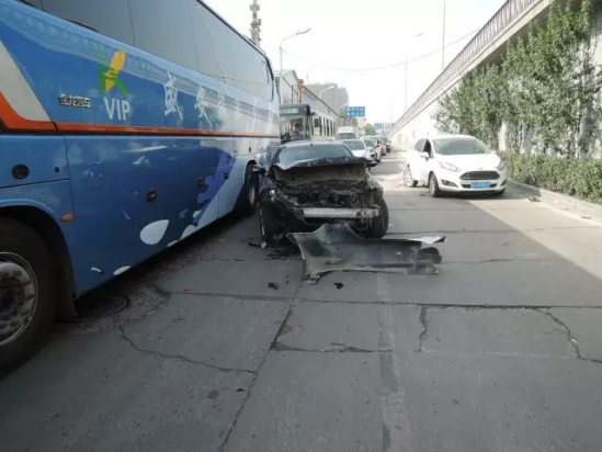 女司机酒驾连撞7辆车后淡定吸烟 自称故意撞车