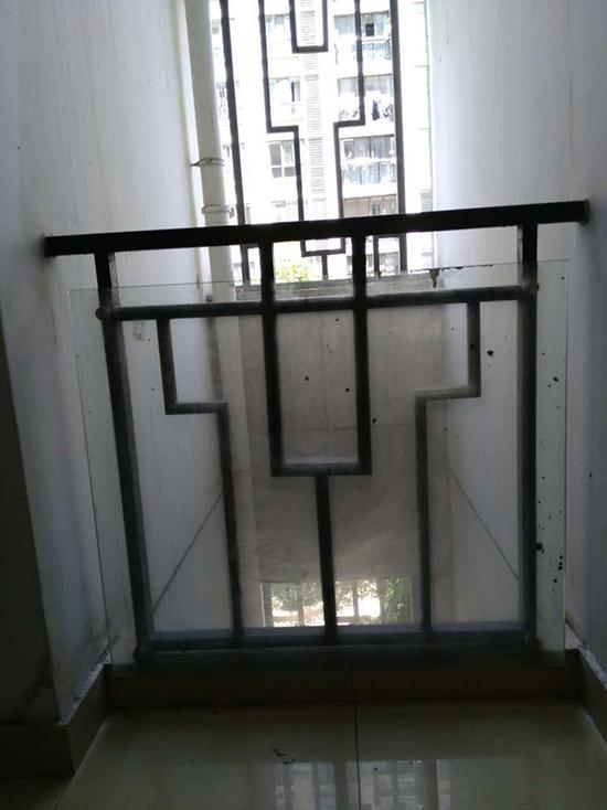 上海宝山一小区发生坠楼事件 一名女子当场死亡