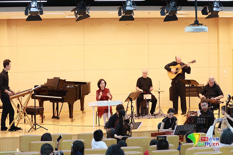 "新丝路探索者"乐队与中央音乐学院"粤韵"青年演奏家小组现场即兴演奏