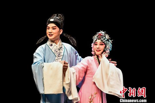 80后 女表演艺术家唱响黄梅戏角逐中国戏剧梅