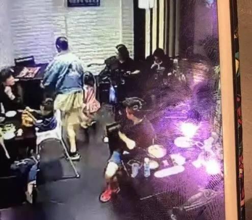 女大学生飞踹女童 女大学生飞踹女童