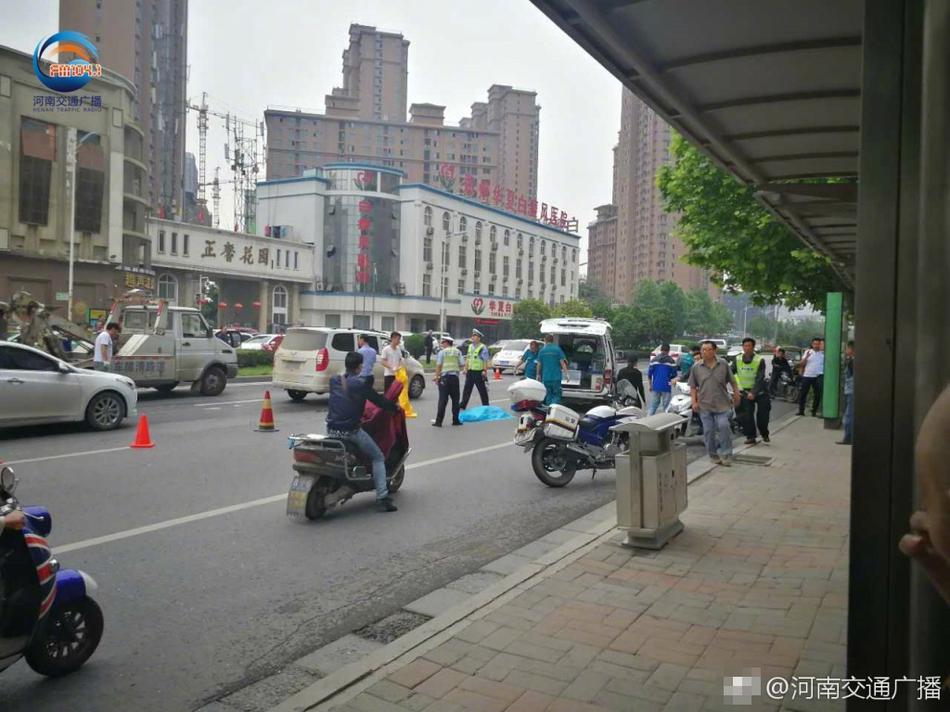 买菜横穿马路被撞 事发地十几米处就有人行道