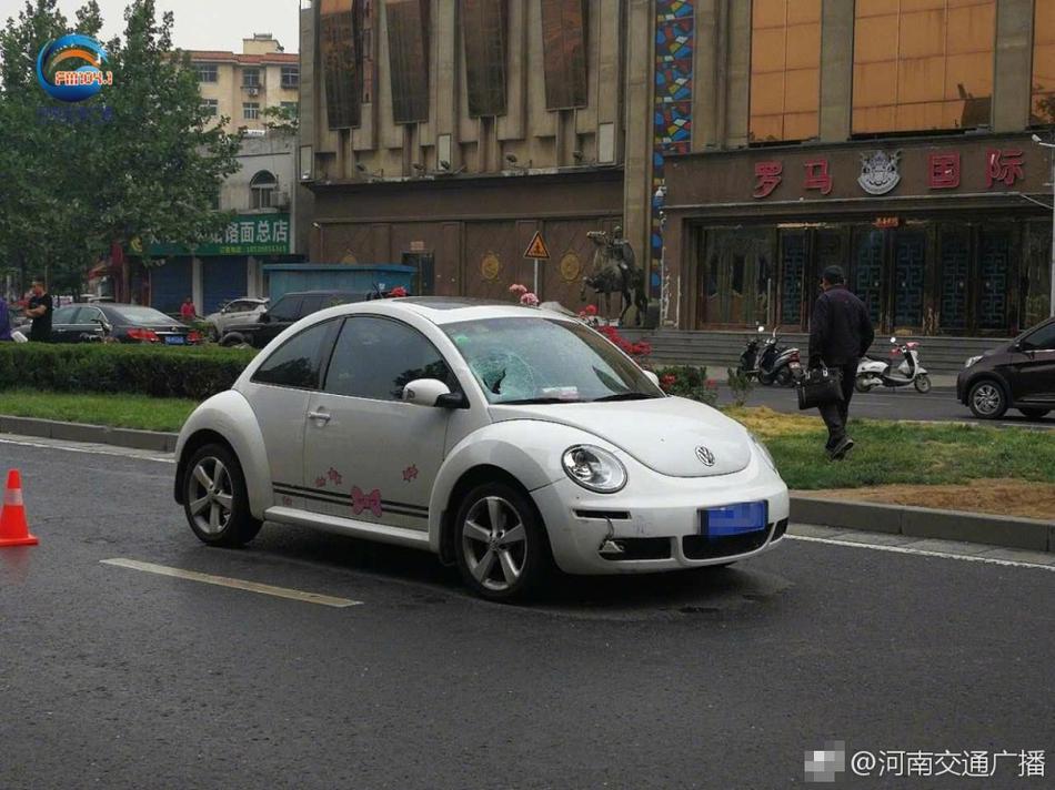买菜横穿马路被撞 图省事别拿生命不当回事儿
