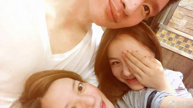 赵薇素颜和孙悦夫妇合影 直接配文表示:LOVE 赵薇素颜和孙悦夫妇合影 直接配文表示:LOVE