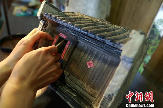 湖北襄阳:男子微缩景观寄乡愁 复原老街巷(图)