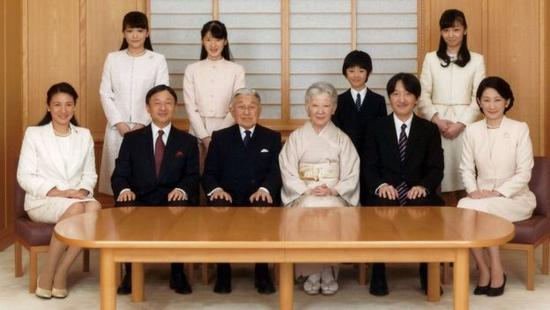 2016年11月28日,日本天皇家族新年合影.后排左一为真子公主.