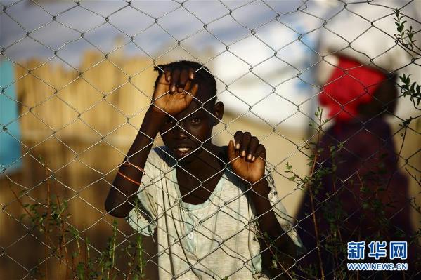 5月17日,在苏丹喀土穆以南的联合国难民署难民营,来自南苏丹的孩子